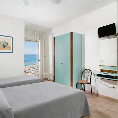 Dei Cesari - Fronte Mare - Breakfast Xxl Fino Alle 12 فندق