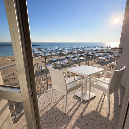 Hotel Dei Cesari - Fronte Mare - Breakfast Xxl Fino Alle 12 3*