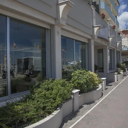 Dei Cesari - Fronte Mare - Breakfast Xxl Fino Alle 12 بيلاريا-إيجيا مارينا