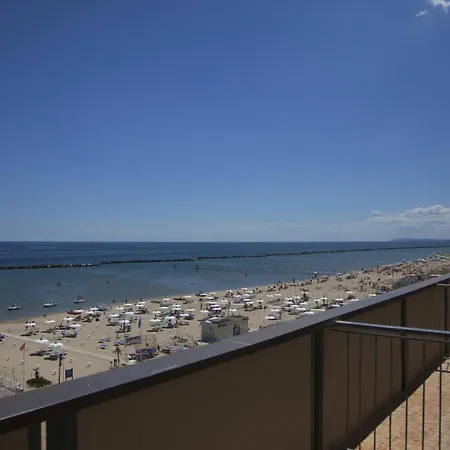 Dei Cesari - Fronte Mare - Breakfast Xxl Fino Alle 12 فندق