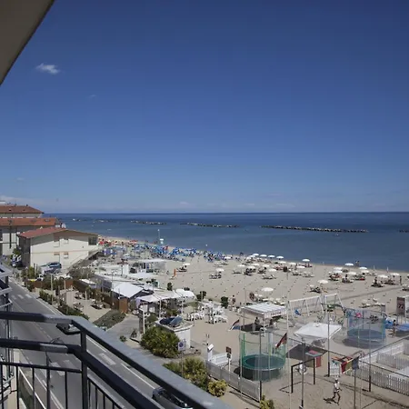 Dei Cesari - Fronte Mare - Breakfast Xxl Fino Alle 12 بيلاريا-إيجيا مارينا