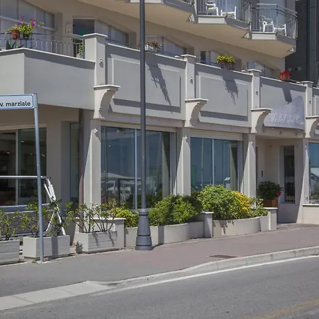 Dei Cesari - Fronte Mare - Breakfast Xxl Fino Alle 12 فندق 3*