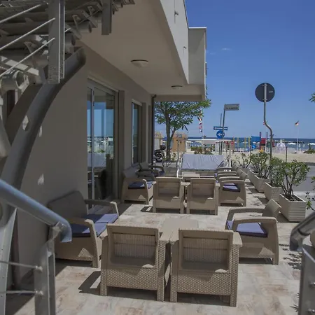 Dei Cesari - Fronte Mare - Breakfast Xxl Fino Alle 12 Hotel 3*