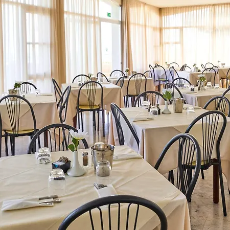 Hotel Dei Cesari - Fronte Mare - Breakfast Xxl Fino Alle 12