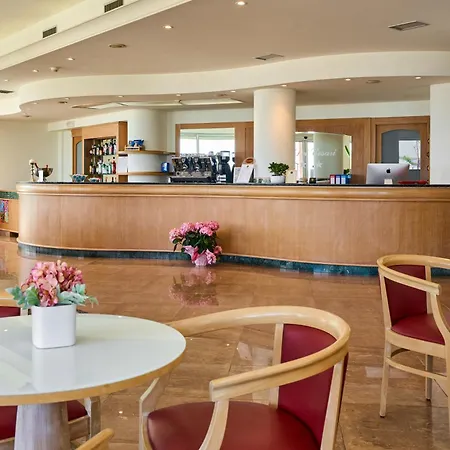 Dei Cesari - Fronte Mare - Breakfast Xxl Fino Alle 12 Hotel 3*