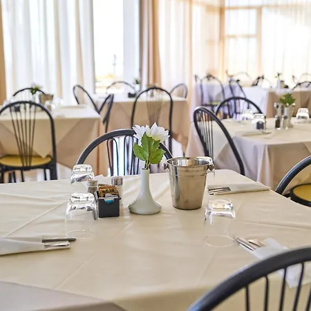 Dei Cesari - Fronte Mare - Breakfast Xxl Fino Alle 12 Hotel 3*