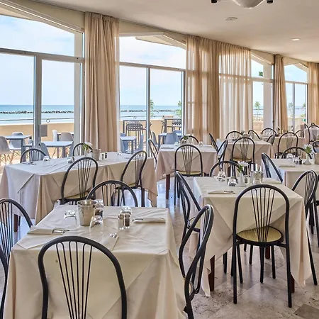 Dei Cesari - Fronte Mare - Breakfast Xxl Fino Alle 12 Hotel 3*